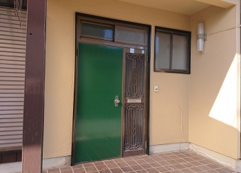 緑色がアクセントの玄関ドア