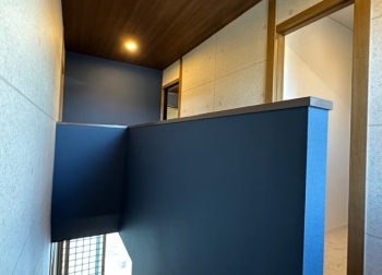 2階廊下、RC調を基本に濃いブルーとウォールナットカラーで調和を!